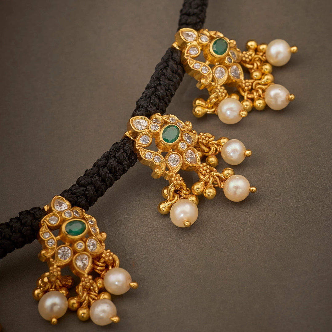 TRADITIONAL EMERALD BLACK THREAD NECKLACE