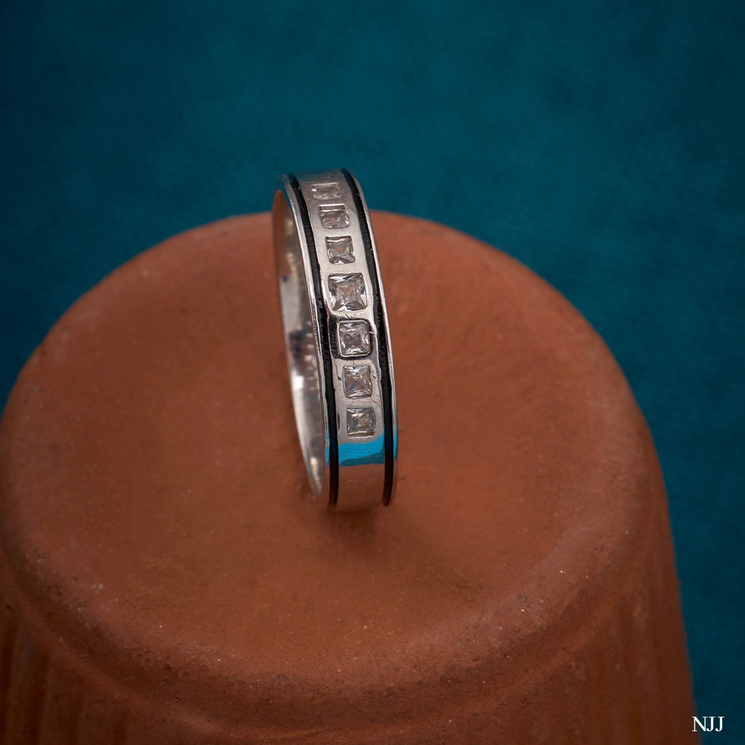 REGAL LINE RING