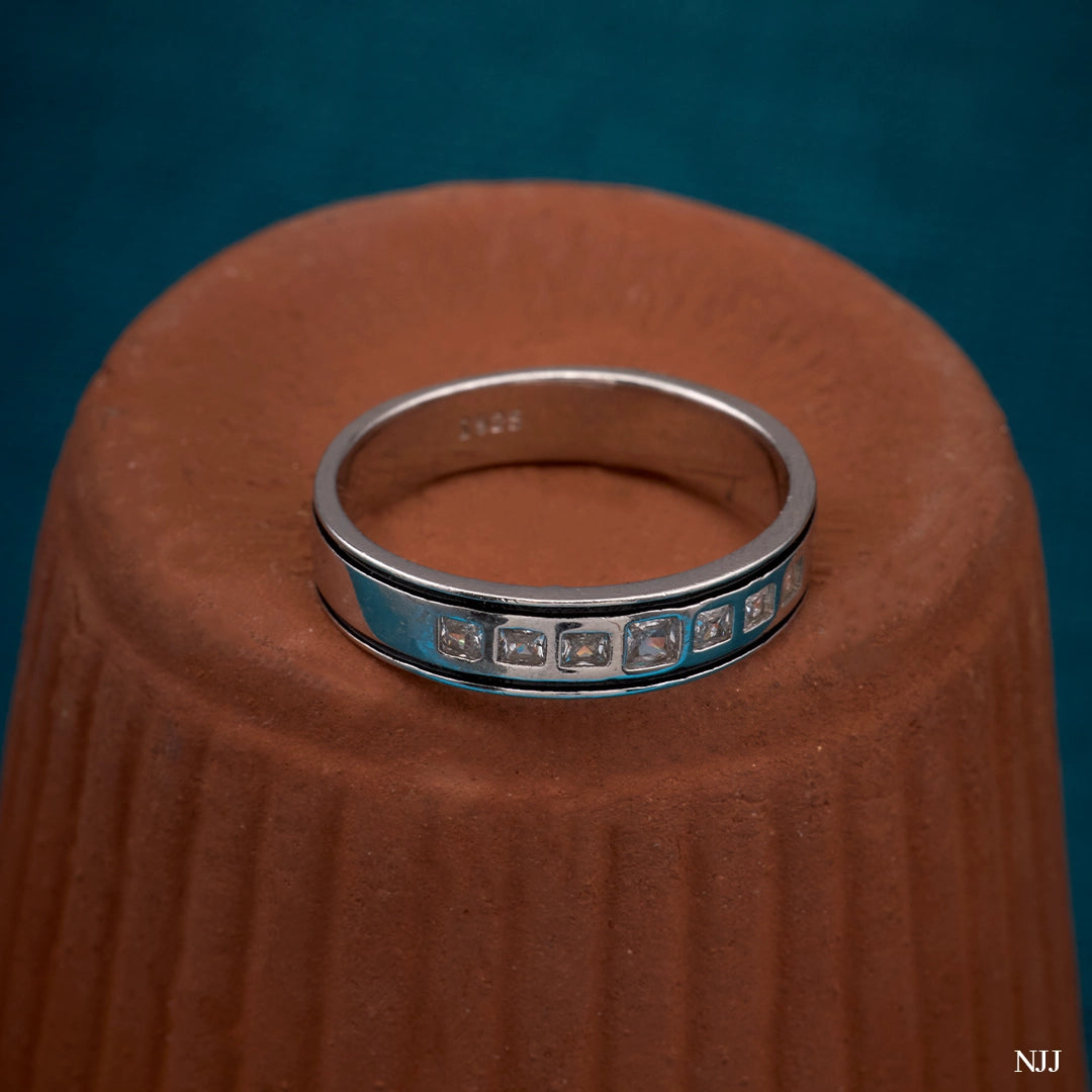 REGAL LINE RING