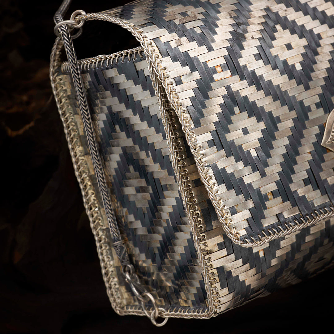 WEAVE CLUTCH
