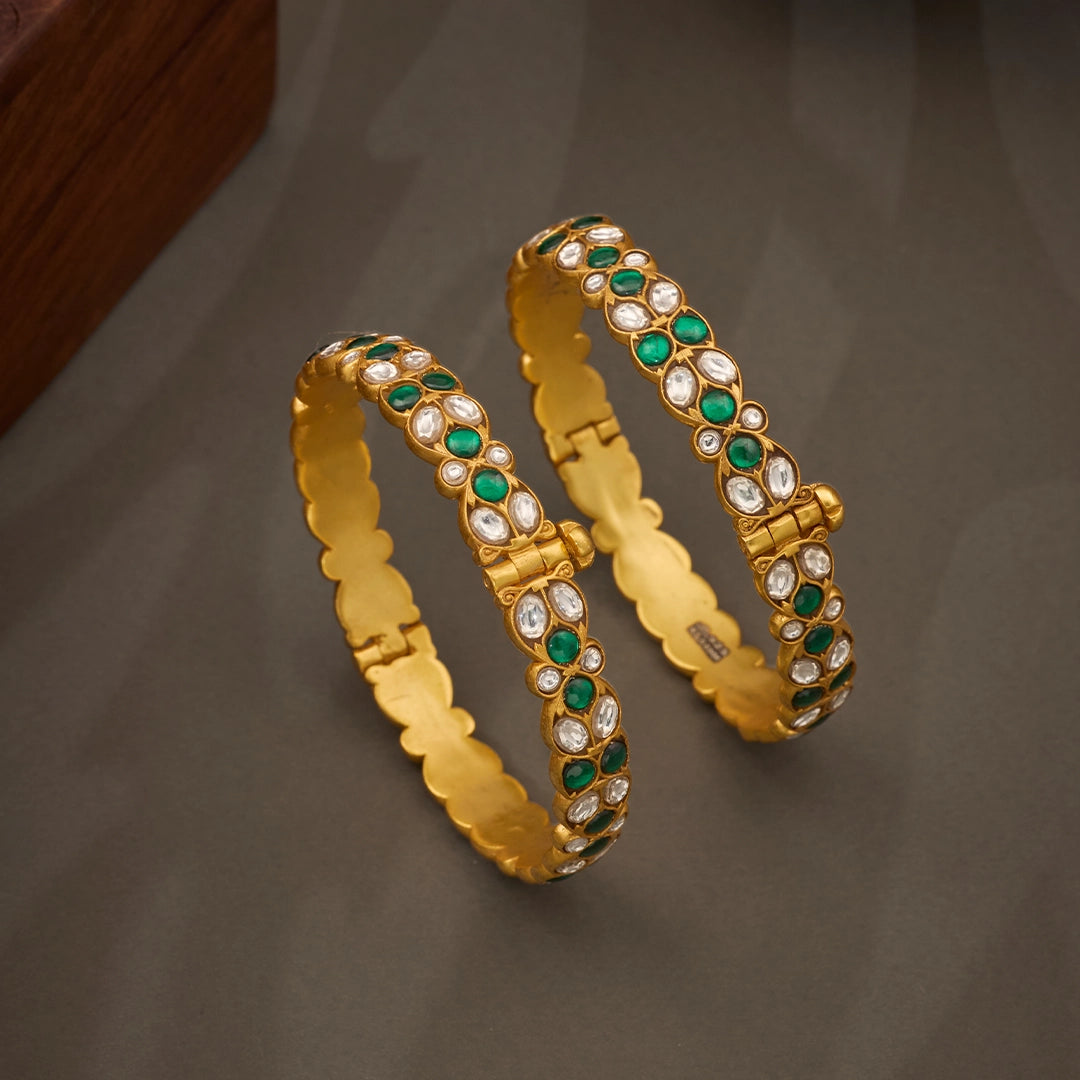 EMERALD WHITE STONE FLORAL BANGLE