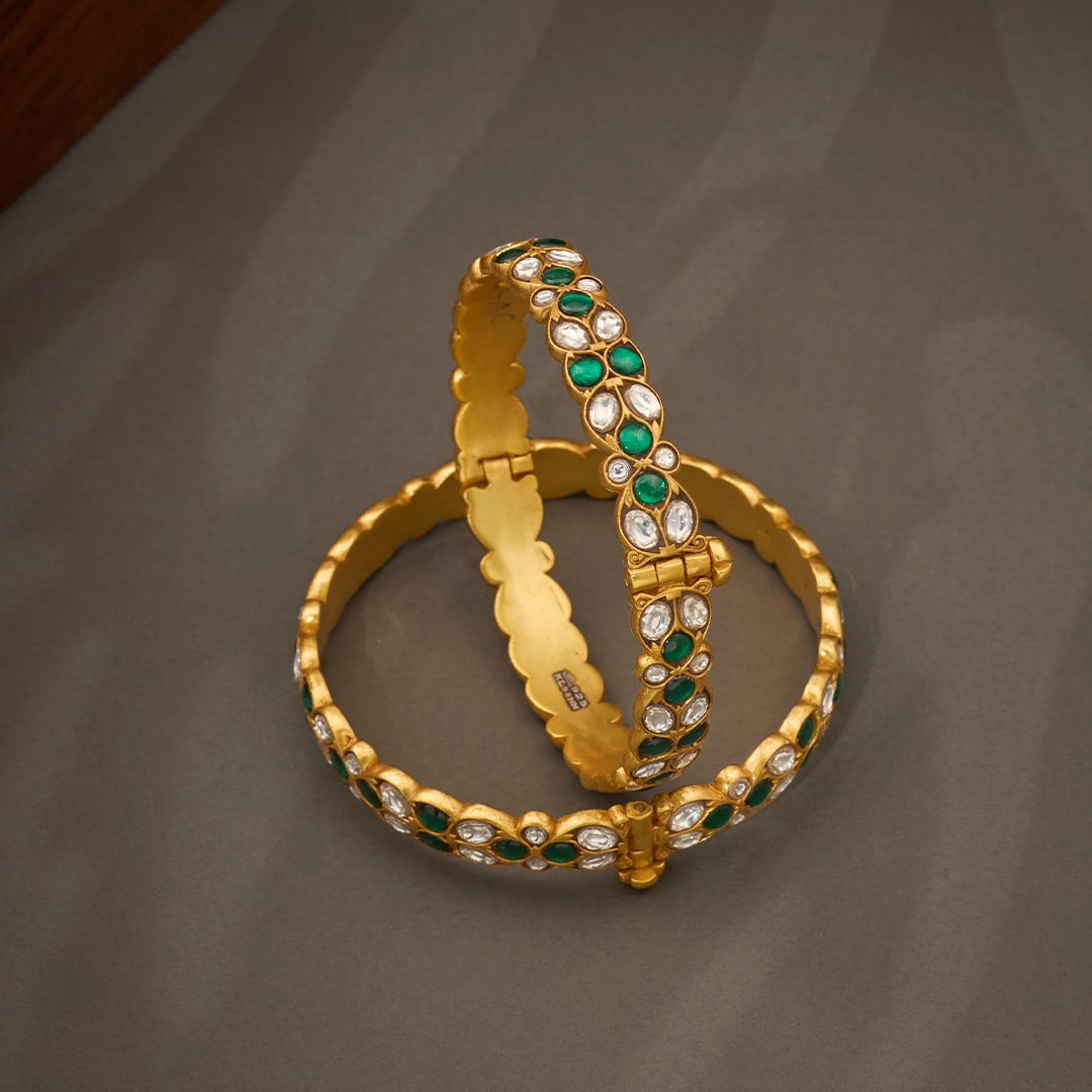 EMERALD WHITE STONE FLORAL BANGLE